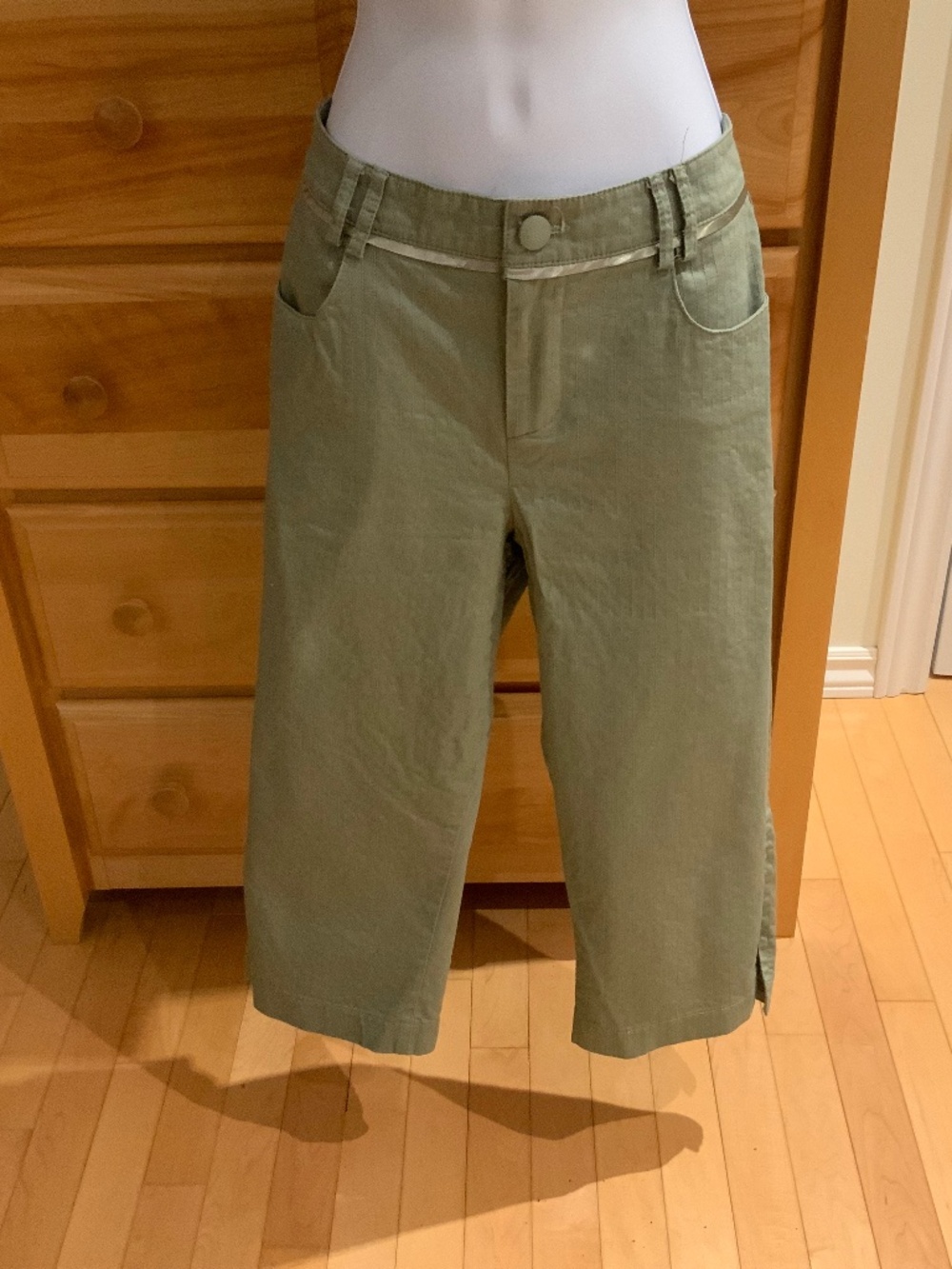 Women’s pants, size 7, colour green